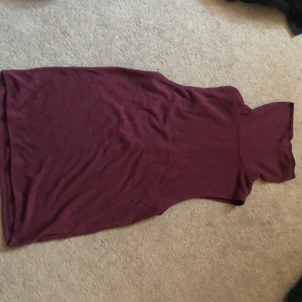 Maroon sleeveless turtleneck
